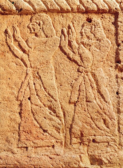王に敬意を表する使用人を描いたレリーフ、ビブロスの王の石、アイラムの石棺の詳細 作： Phoenician